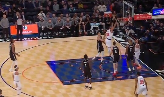 九游体育官网-这球挺硬！唐斯篮下扛开克洛尼 旱地拔葱单臂暴扣！